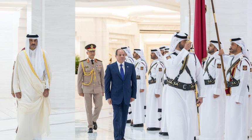 Mısır Cumhurbaşkanı Sisi, Doha'da Katar Emiri Şeyh Temim'le bir araya geldi