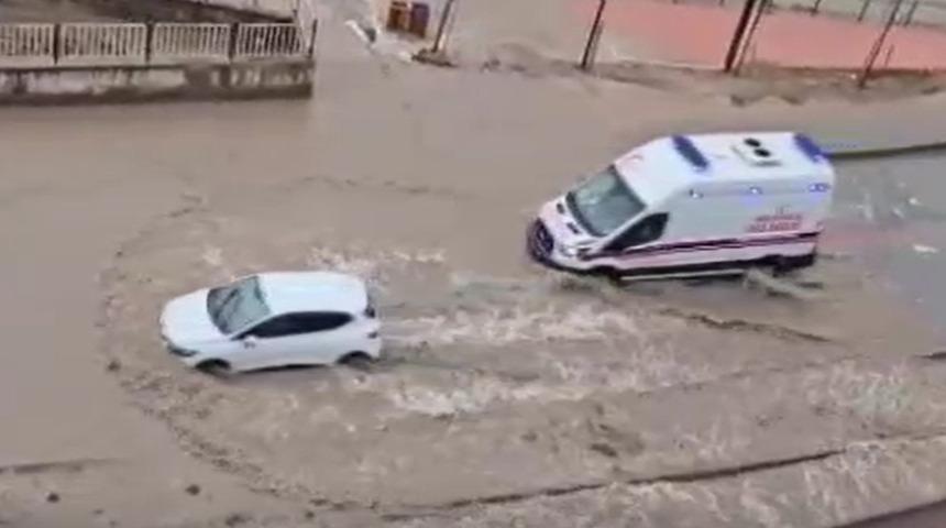 Nusaybin’de sağanak; cadde ve sokaklar göle döndü
