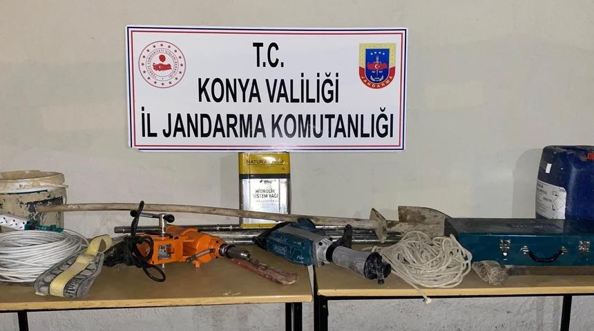 Konya'da iş makinesiyle kaçak kazı yapan 13 şüpheli yakalandı