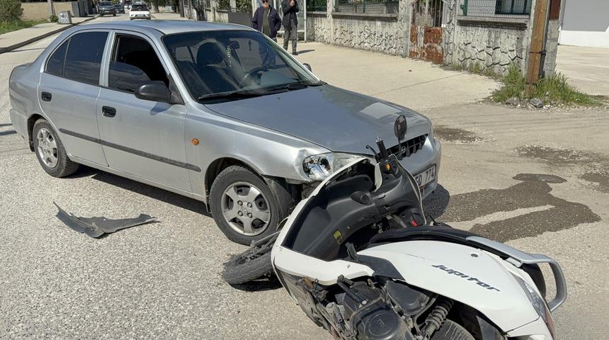 Otomobil ile çarpışan motosikletlinin taktığı kask hayatını kurtardı