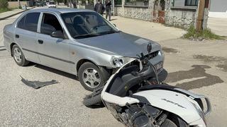 Otomobil ile çarpışan motosikletlinin taktığı kask hayatını kurtardı