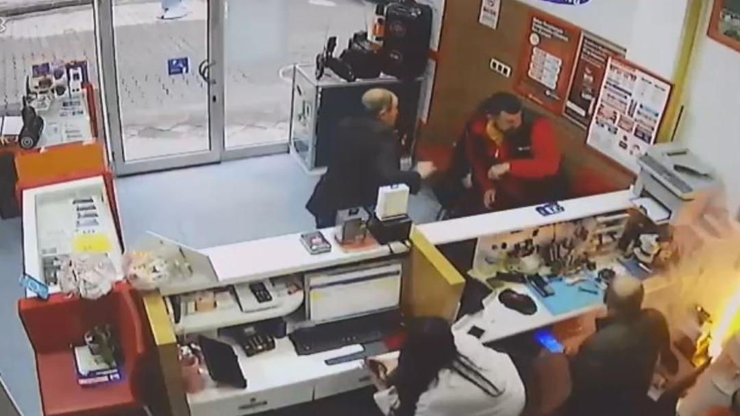 Tamire giden cep telefonu bomba gibi patladı! Sorun sonradan anlaşıldı... Telefonunuzda böyle bir sorun varsa hemen müdahale edin 1