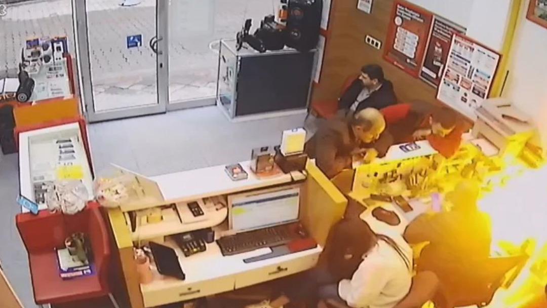 Tamire giden cep telefonu bomba gibi patladı! Sorun sonradan anlaşıldı... Telefonunuzda böyle bir sorun varsa hemen müdahale edin 2