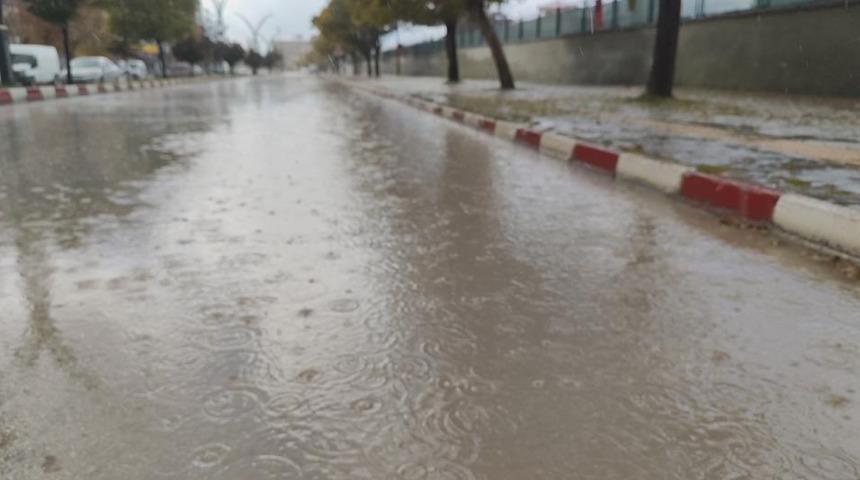 Erciş’te yağmur yağışı etkili oldu