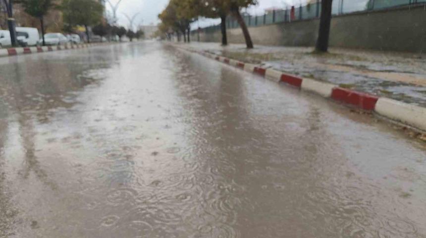 Gece başladı ancak dur durak bilmedi... Erciş&rsquo;te yağmur yağışı sabaha kadar devam etti! 
