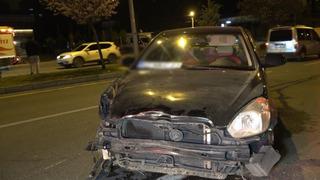 Aydınlatma direği ve bariyerlere çarpan otomobilin sürücüsü yaralandı