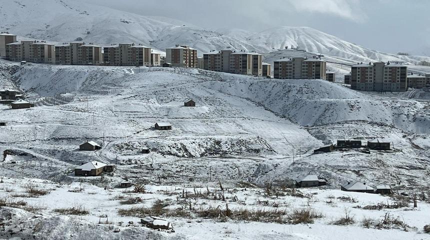 Yüksekova'da kar yağışı etkili oldu! Köy yolları kapandı