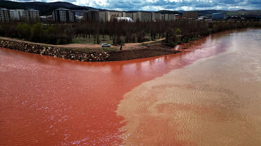 Yer: Sivas! Nehir renk değiştirdi kırmızıya boyandı... "Ömrünü kısaltıyor"
