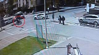 Otomobille çarpıştı, metrelerce sürüklendi