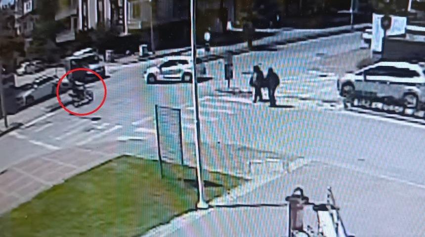 Otomobille çarpıştı, metrelerce sürüklendi