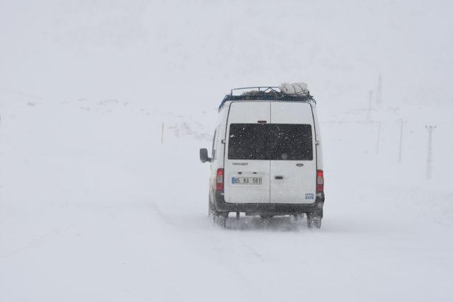 Van ve Hakkari'de 194 yerleşim yeri yoğun kardan ulaşıma kapandı