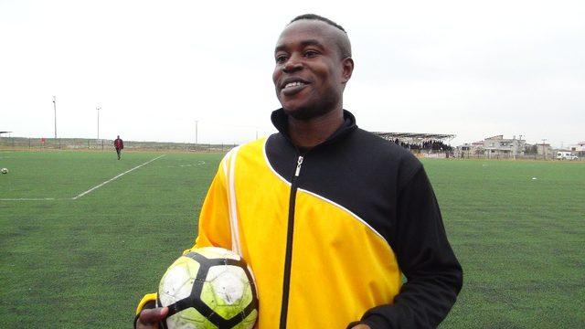 Nijeryalı futbolcudan Mehmetçik için asker selamı