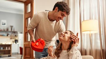 Görünce çok sevinecek! Sevgilinize veya eşinize alabileceğiniz bütçe dostu romantik hediye fikirleri