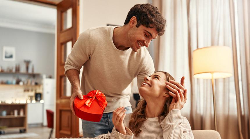 Görünce çok sevinecek! Sevgilinize veya eşinize alabileceğiniz bütçe dostu romantik hediye fikirleri