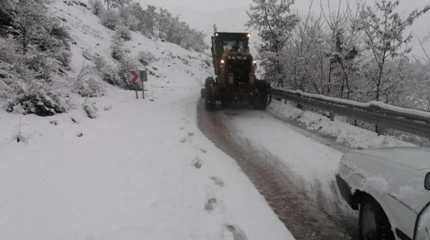 Elazığ'da yoğun kar yağışı sonrası yolda mahsur kalan araç kurtarıldı