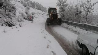 Elazığ'da yoğun kar yağışı sonrası yolda mahsur kalan araç kurtarıldı