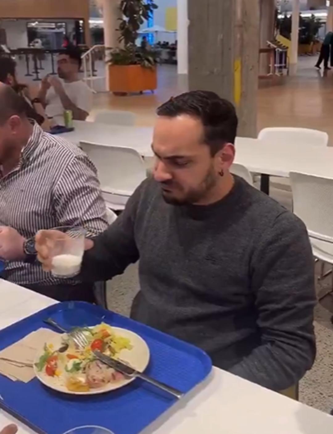 Yüzlerini ekşittiler, burunlarını kapatıp denediler... Verdikleri tepki sosyal medyada olay oldu: "Tadı korkunç!" 4