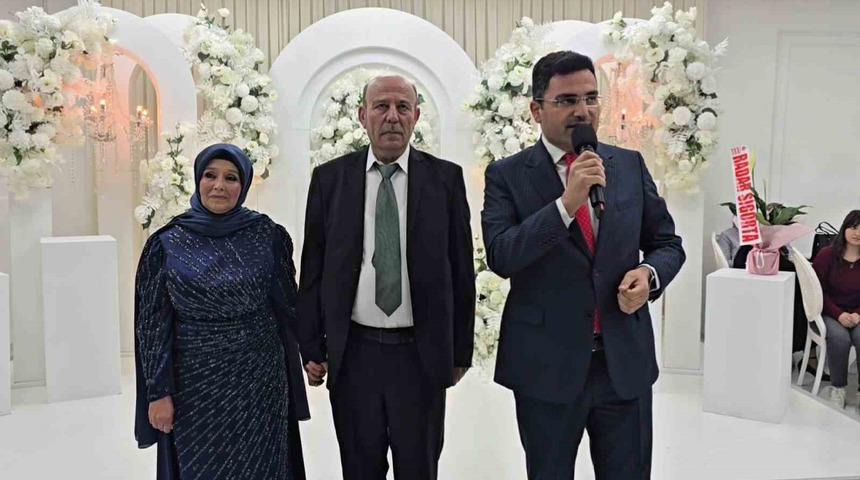 Evliliklerinin 40. yıl dönümünü düğünle kutladılar