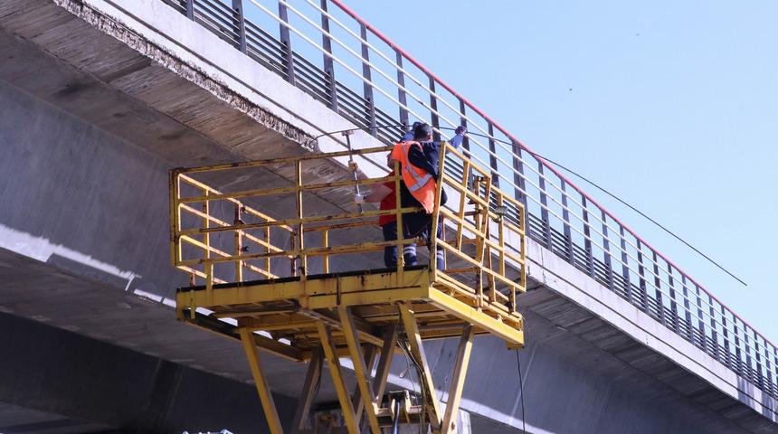 İzmir'de metro hattındaki üst geçitten dökülen beton parçaları tehlike oluşturuyor