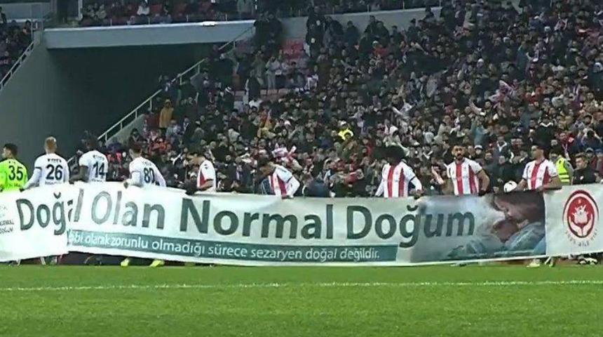 Futbol sahasında açılan 'Normal Doğum' pankartına tepkiler çığ gibi büyüdü! Sağlık Bakanlığı'ndan açıklama geldi...
