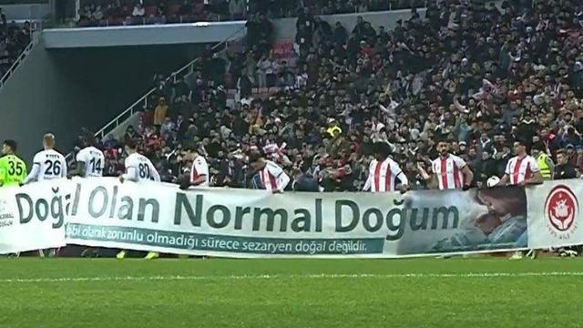 Futbol sahasında açılan 'Normal Doğum' pankartına tepkiler çığ gibi büyüdü! Sağlık Bakanlığı'ndan açıklama geldi...