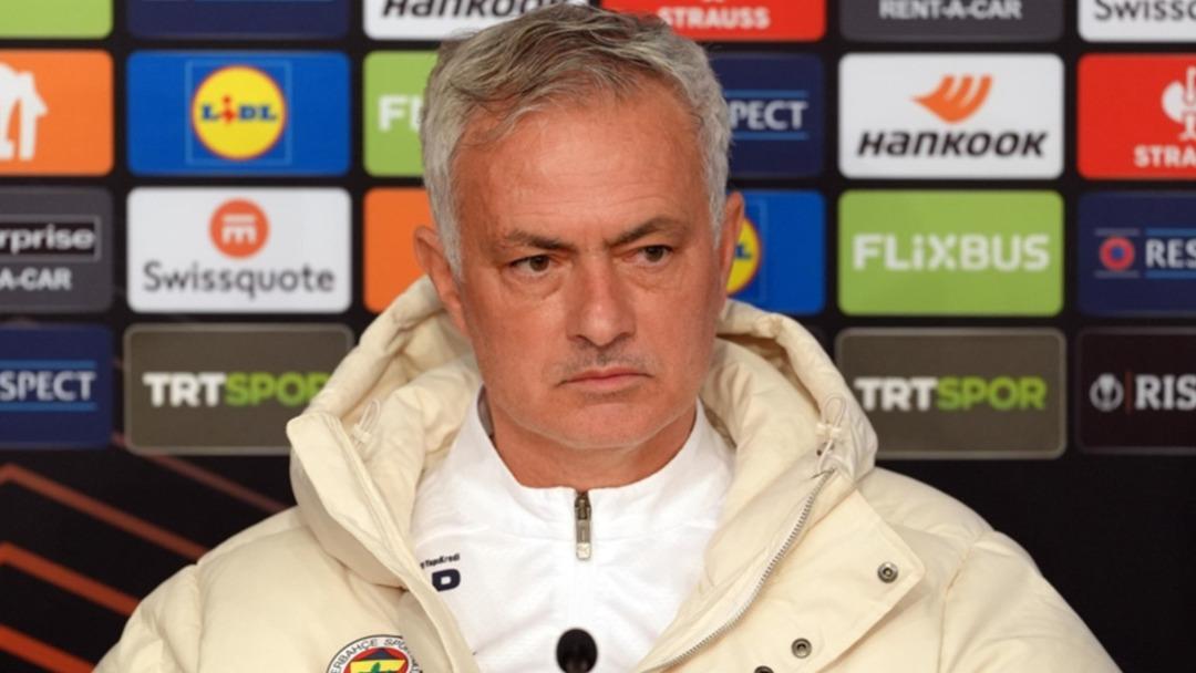 olimpik-lyon-maci-oncesi-mourinho-taraftarimizin-bize-verecegiz-ozel-enerjiyle-10-eksigi-telafi-edecegiz-nziu