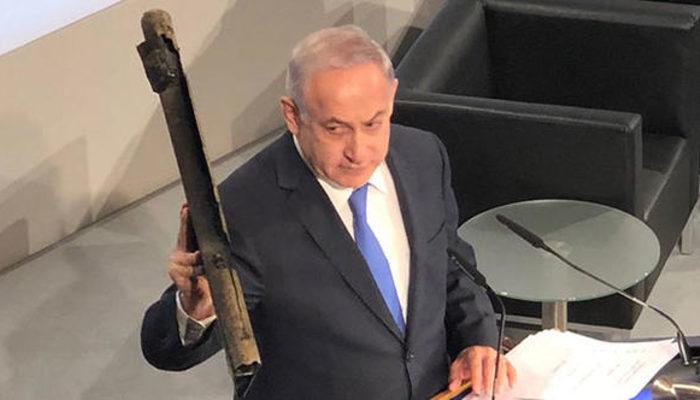 Netanyahu toplantıya elinde uçak parçasıyla geldi! Gözdağı verdi