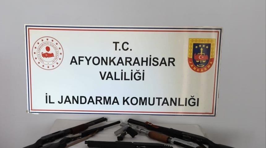 Afyonkarahisar’da ruhsatsız silah operasyonu: 9 gözaltı
