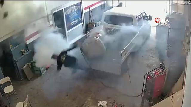 Mazot deposuna kaynak yaparken patladı... Koruyucu maskesi bile havaya uçtu!