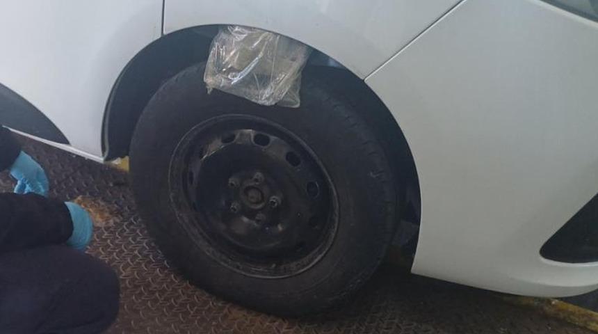 Aracın çamurluklarına gizlediği esrarla yakalandı