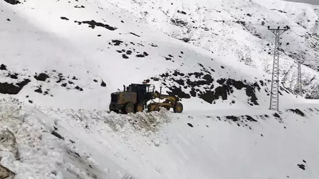 Diyarbakır’da, kırsal mahalle yollarında kar temizliği