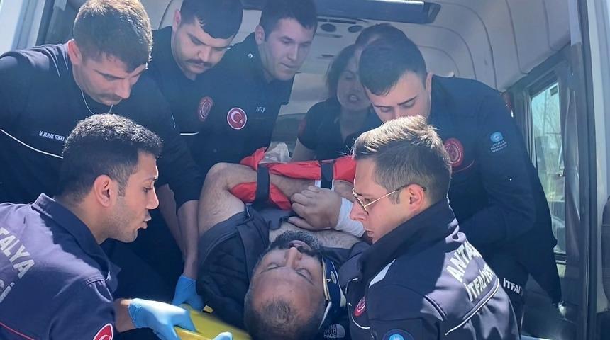 Tur minibüsü ile su tankerine çarpıştı, sıkışan sürücü 3 saatte kurtarıldı