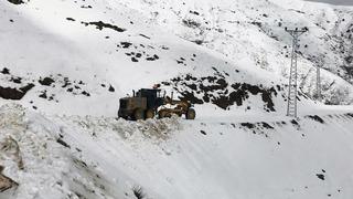Diyarbakır’ın kırsal mahalle yollarında kar temizliği