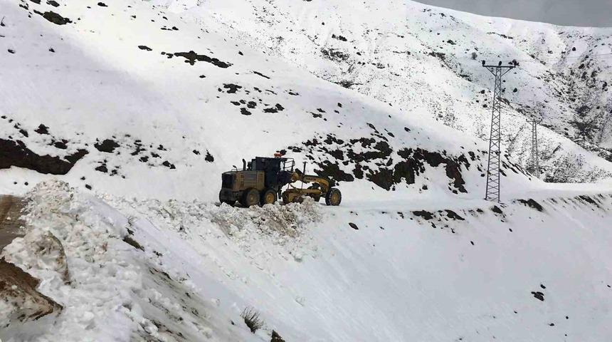 Diyarbakır’ın kırsal mahalle yollarında kar temizliği