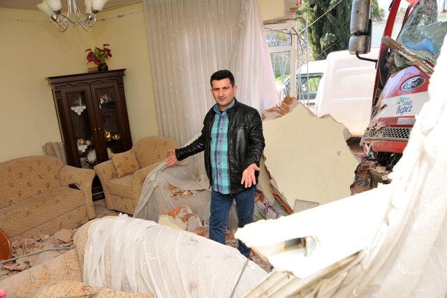 Çöp kamyonu eve girdi: 3 yaralı