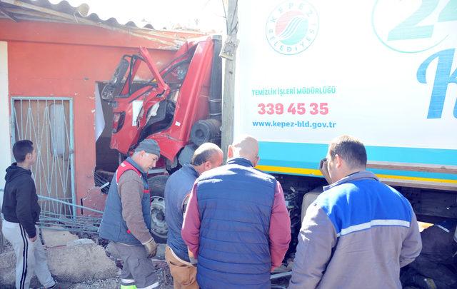 Çöp kamyonu eve girdi: 3 yaralı