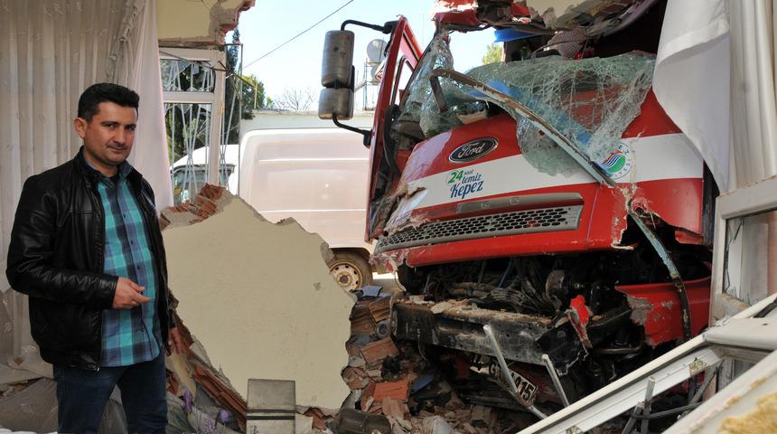 &Ccedil;&ouml;p kamyonu eve girdi: 3 yaralı