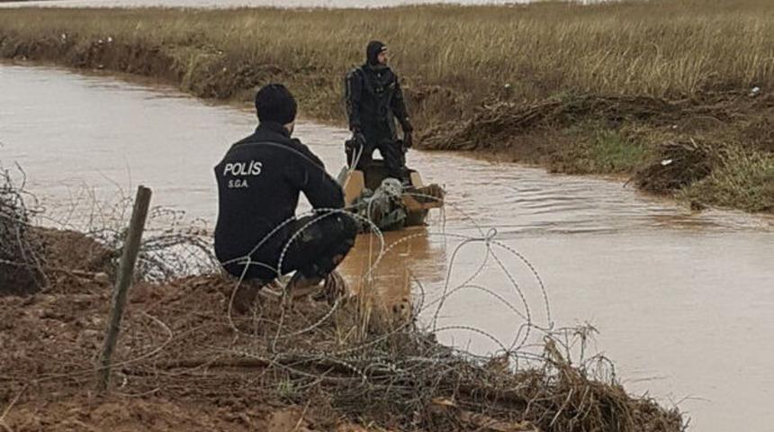 Son dakika! Şanlıurfa'da zırhlı araç sele kapıldı: 2 asker kayıp