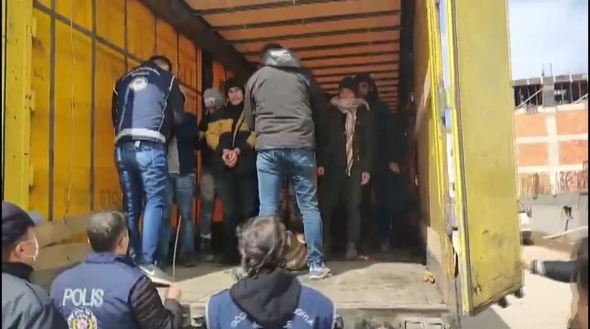TIR’ın dorsesinden çıktılar! 10 kaçak göçmen yakalandı; şoför gözaltına alındı