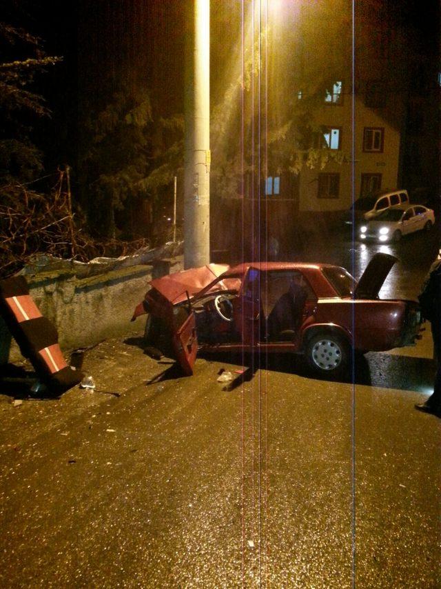 Otomobil, elektrik direğine çarptı: 1 ölü, 3 yaralı