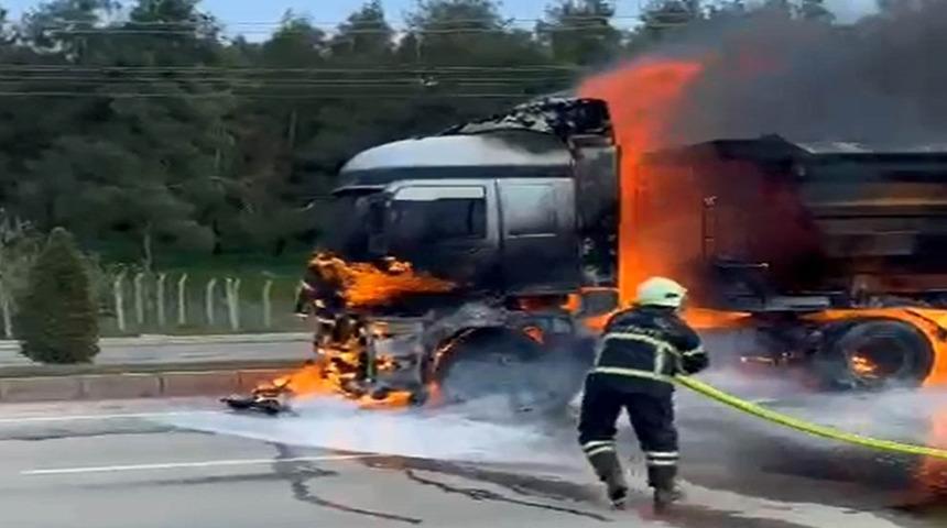 Seyir halindeki kamyon alev alev yandı