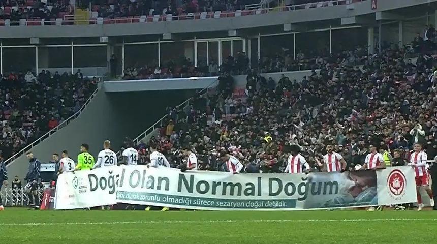 'Doğal olan normal doğum' pankartına Sivasspor'un yıldızı tepki gösterdi! "Türkçe bilmiyorum, kadınlardan özür dilerim"