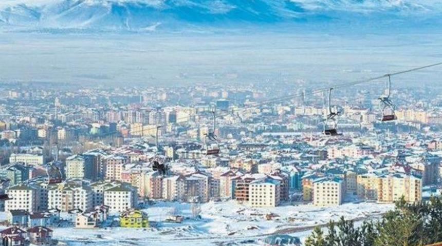 Erzurum'da iki otomobilin çarpışması sonucu 1'i ağır 3 kişi yaralandı