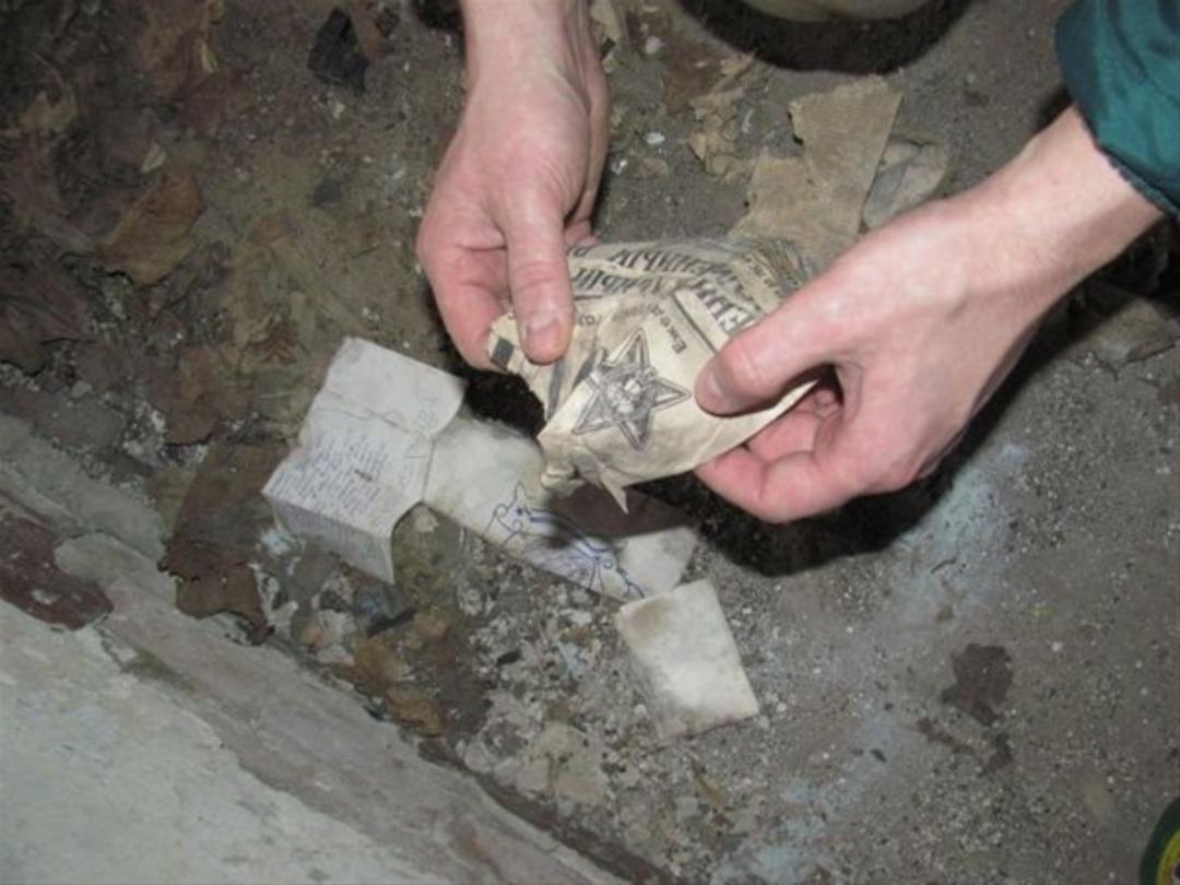 Taşı kaldırdıkları anda &ccedil;ıkanlar şok etti