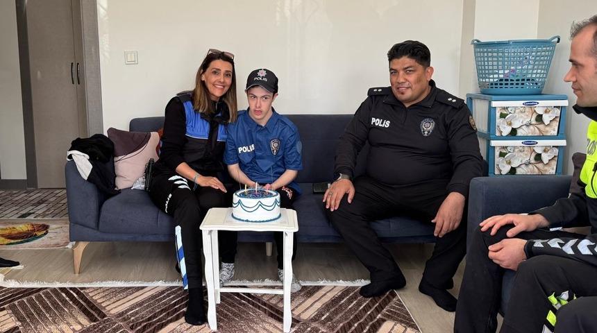 Polis ekiplerinden down sendromlu Murat'a doğum günü sürprizi