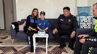 Polis ekiplerinden down sendromlu Murat'a doğum günü sürprizi