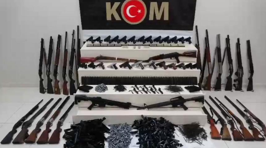 Van'da kaçakçılık operasyonu! Çok sayıda silah, fişek ve silah parçaları ele geçirildi