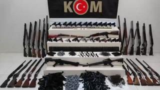 Van'da kaçakçılık operasyonu! Çok sayıda silah, fişek ve silah parçaları ele geçirildi