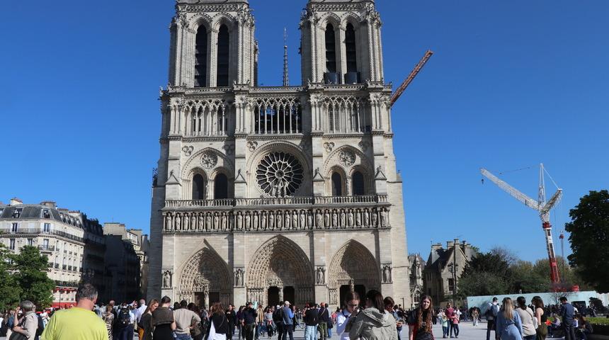 Macron, Notre Dame Katedrali'nin restorasyonuna katılanlara Ulusal Liyakat Nişanı verdi