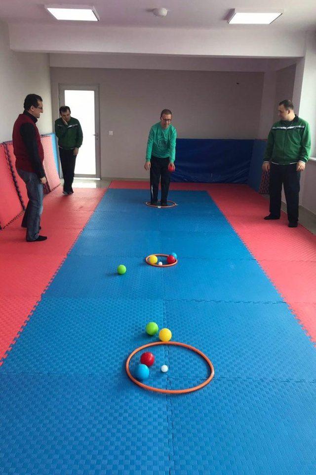 Bocce ile spor yaparken eğleniyorlar